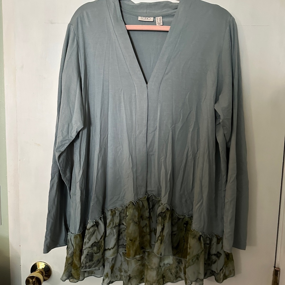 Lori Goldstein Gray Cardigan with Green Ruffle